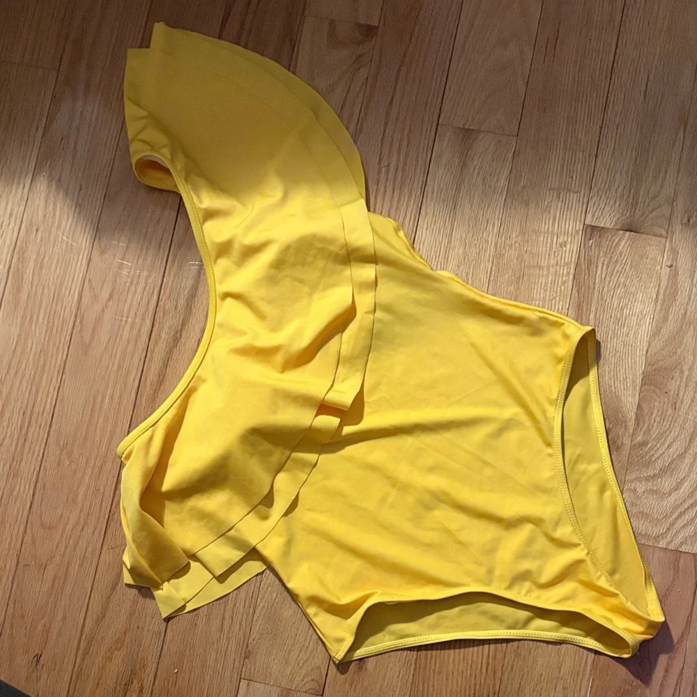 One-Shoulder Ruffle Yellow Swimsuit - Picture 2 of 4